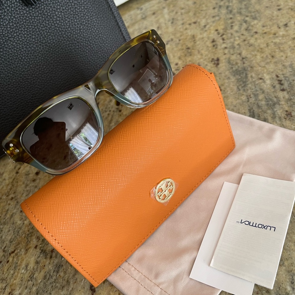 New Tory Burch 50mm rectangle sunglasses - Picture 6 of 6